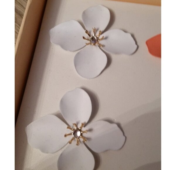 C&C California Earrings Set Blooming Flowers Orand White Dressy Night Out Party - Picture 3 of 4